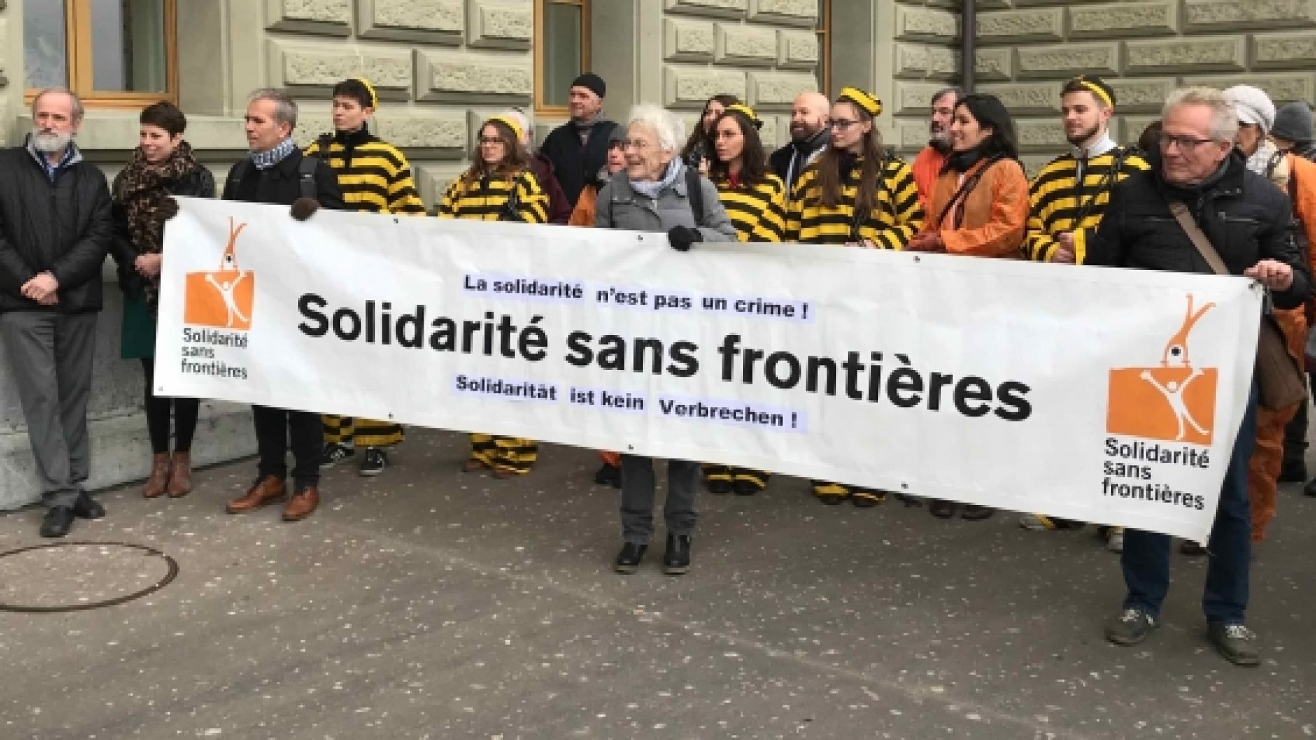 Palais fédéral : 30'000 signatures demandent l’abolition du «délit de solidarité»