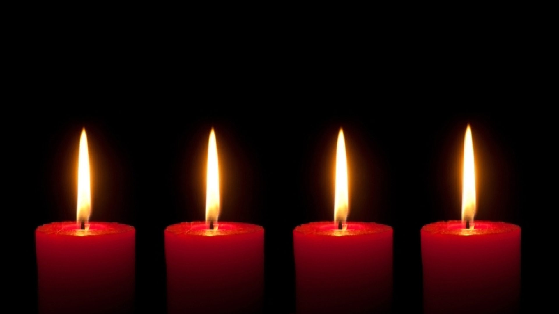 Quatre bougies dans la crèche de Noël