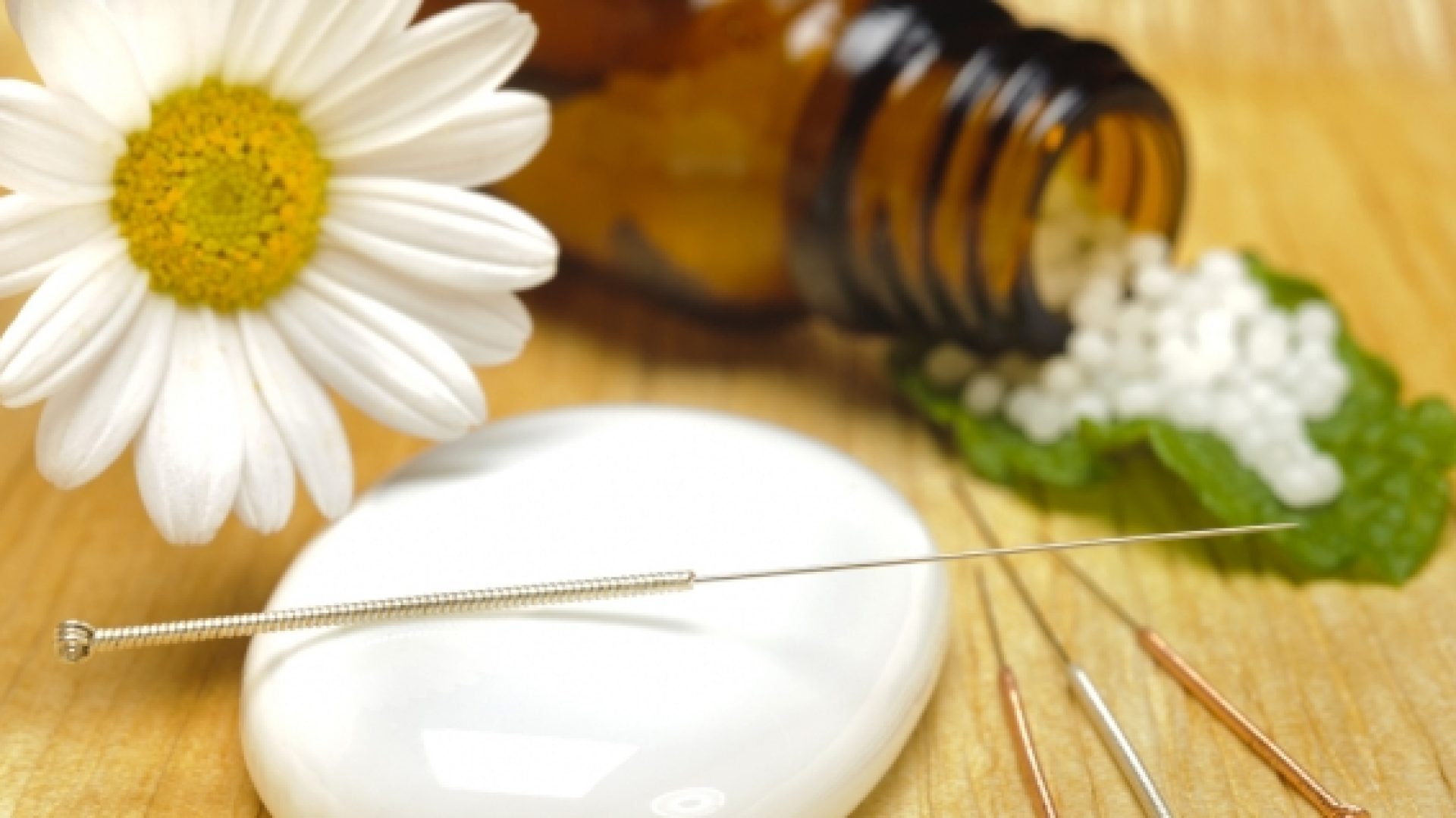 Le Dr Raymond Bossy en conférence sur les médecines alternatives