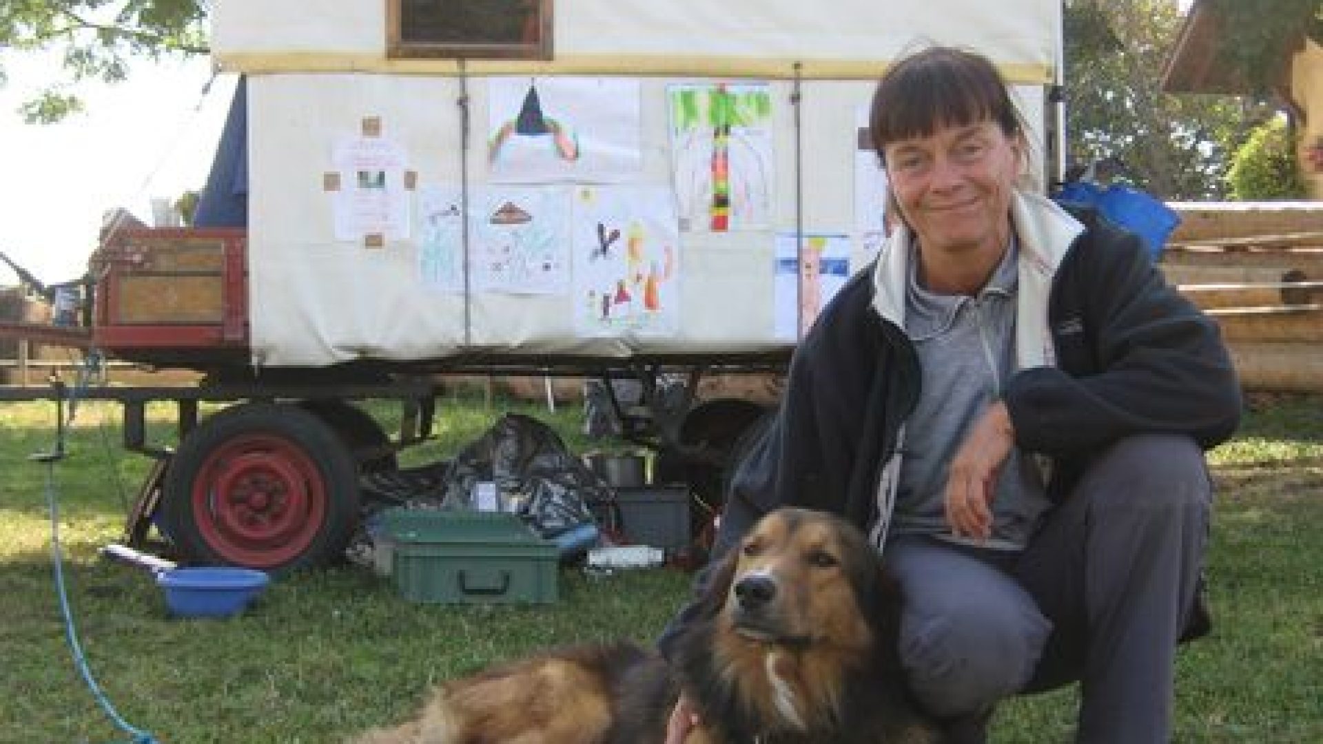 Elle sillonne les routes de Suisse romande avec son chien, une roulotte, un tipi, et un âne