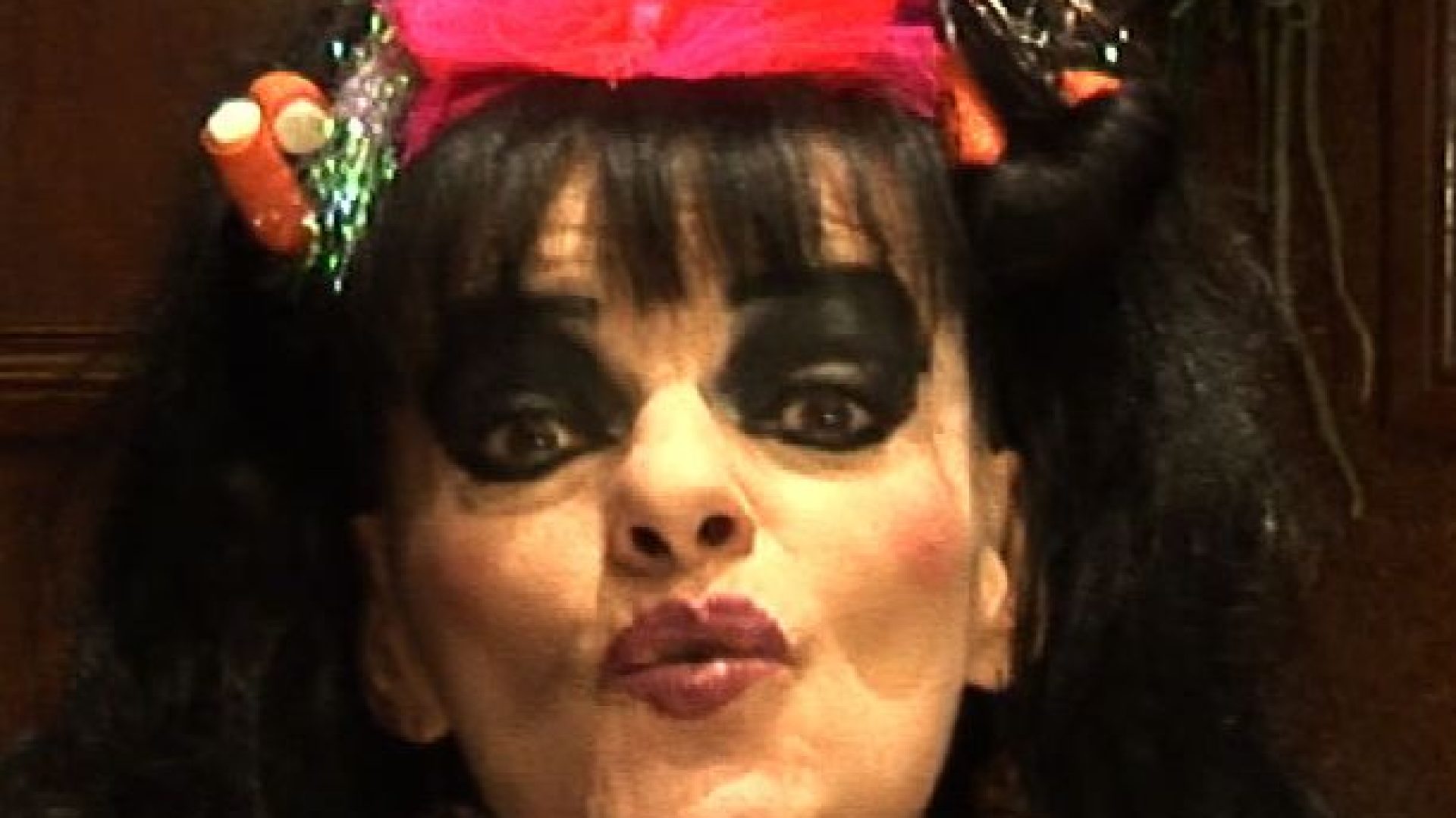 A l'occasion de Noël: Nina Hagen vous souhaite « Merry Kissmas » sur MaxTV et DieuTV