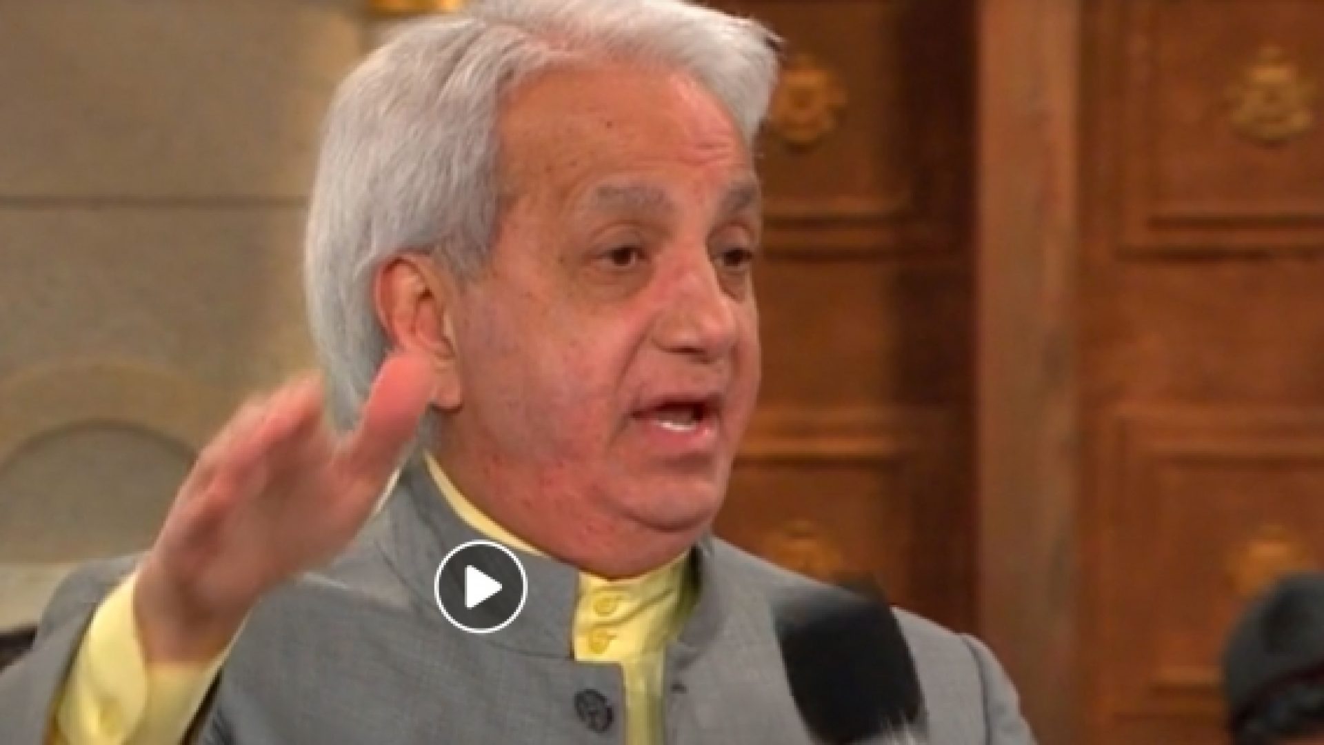 Benny Hinn renonce à vendre les bénédictions de Dieu. Les critiques en veulent plus !