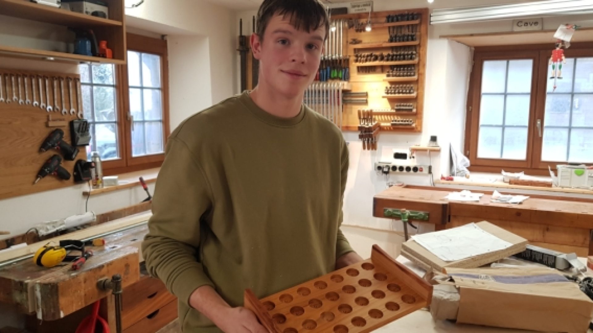 Anaël Bussy, ébéniste, fabrique du matériel pour le culte