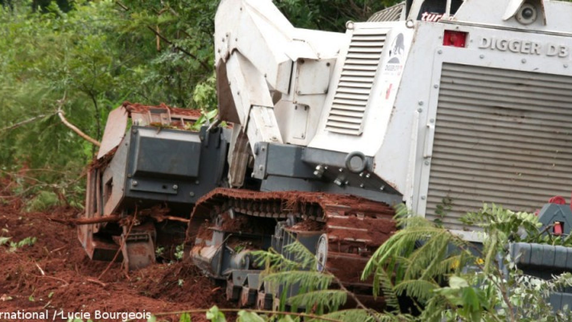 Digger se bat pour sa survie dans le monde trouble du déminage humanitaire